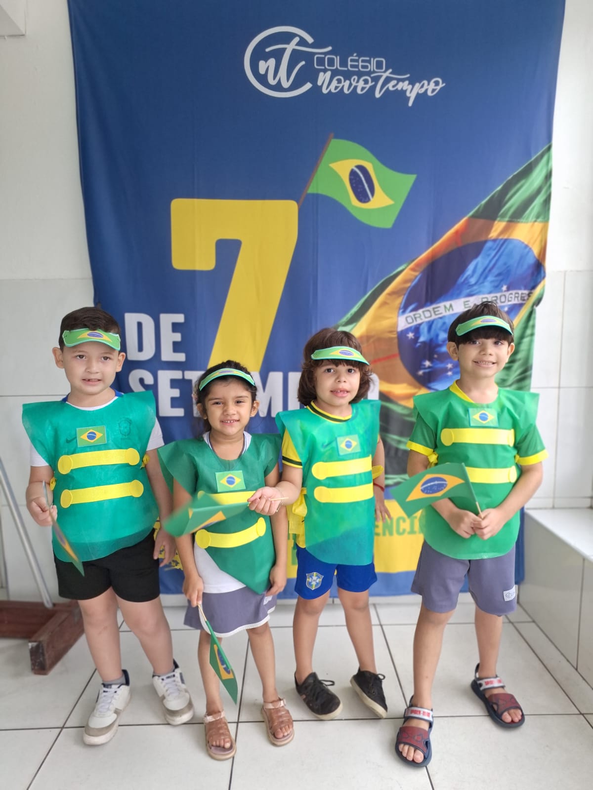 Alunos em apresentação com as cores da bandeira do Brasil