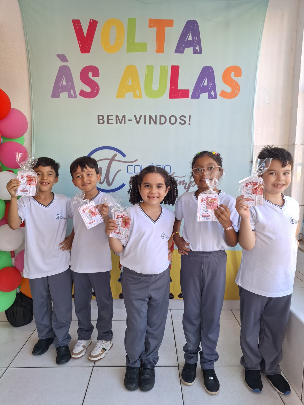 Outro grupo de alunos em momento de volta às aulas